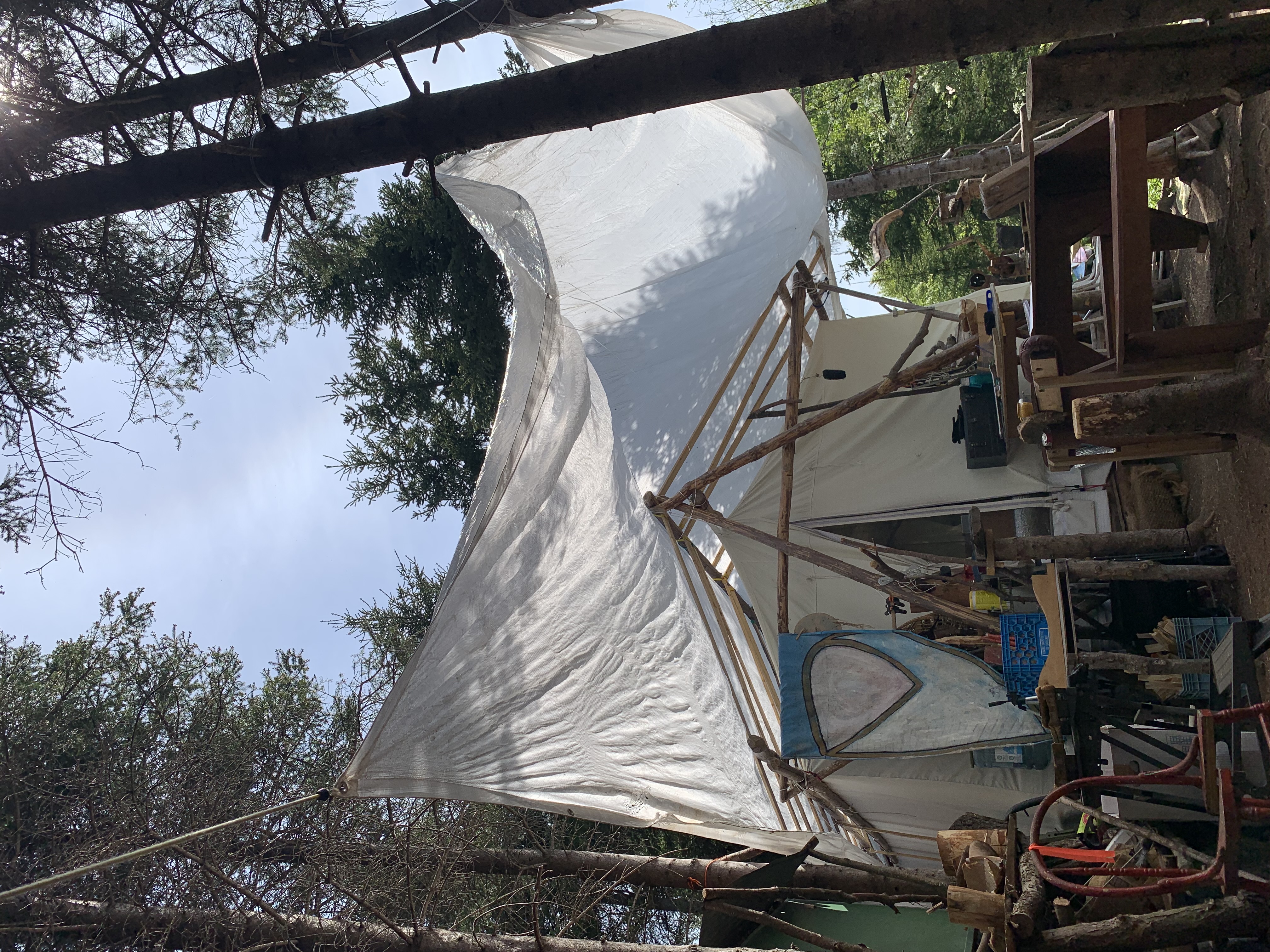 Le coin couvert devant la tente